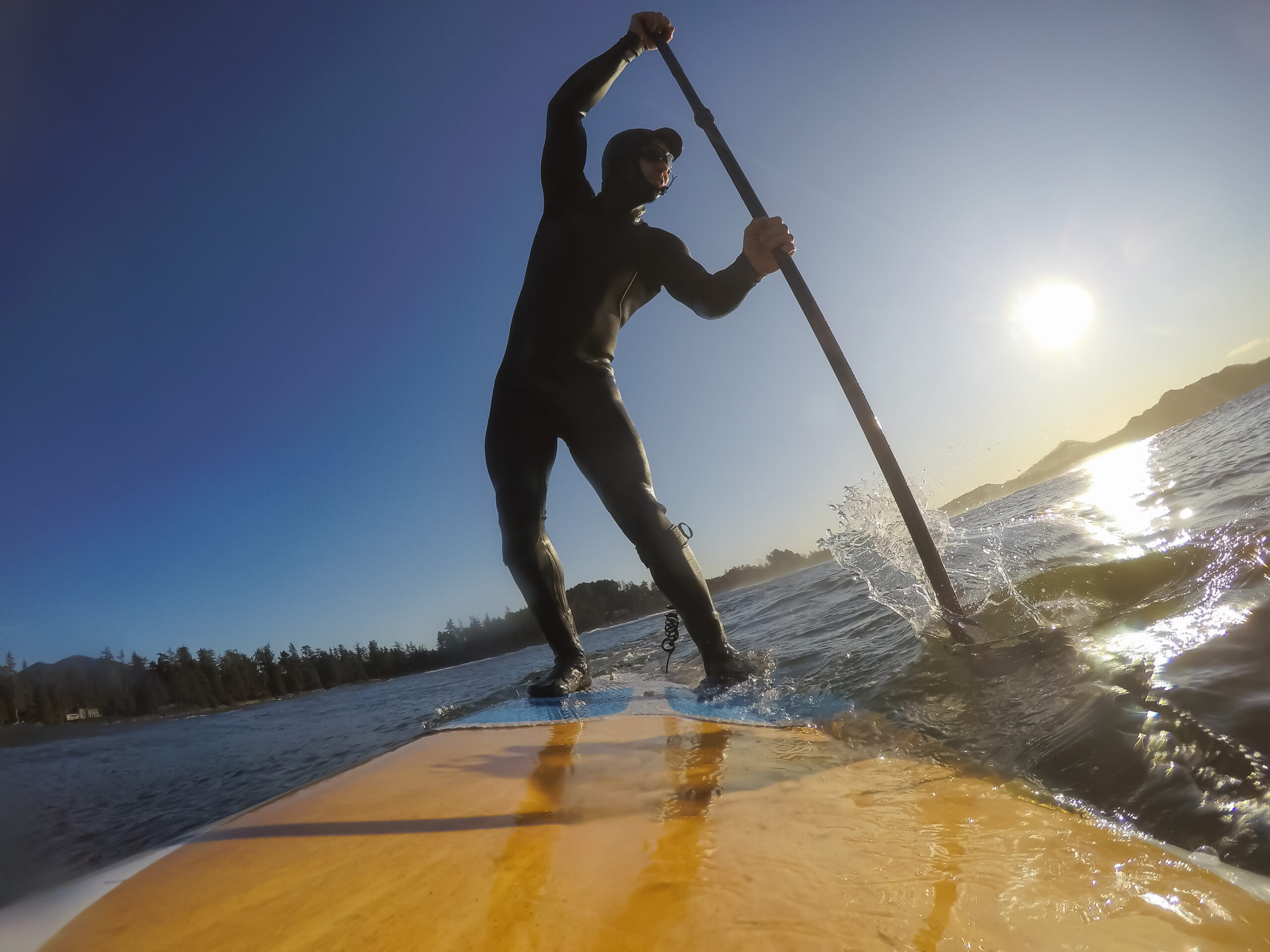 Differences between SUP (Stand Up Paddle) surf and regular surf lessons.